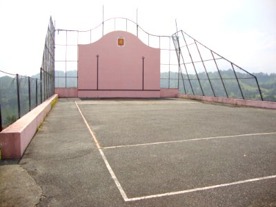 Cihigue (Camou-Cihigue, Pyr-Atl, Fr) fronton sur la crête