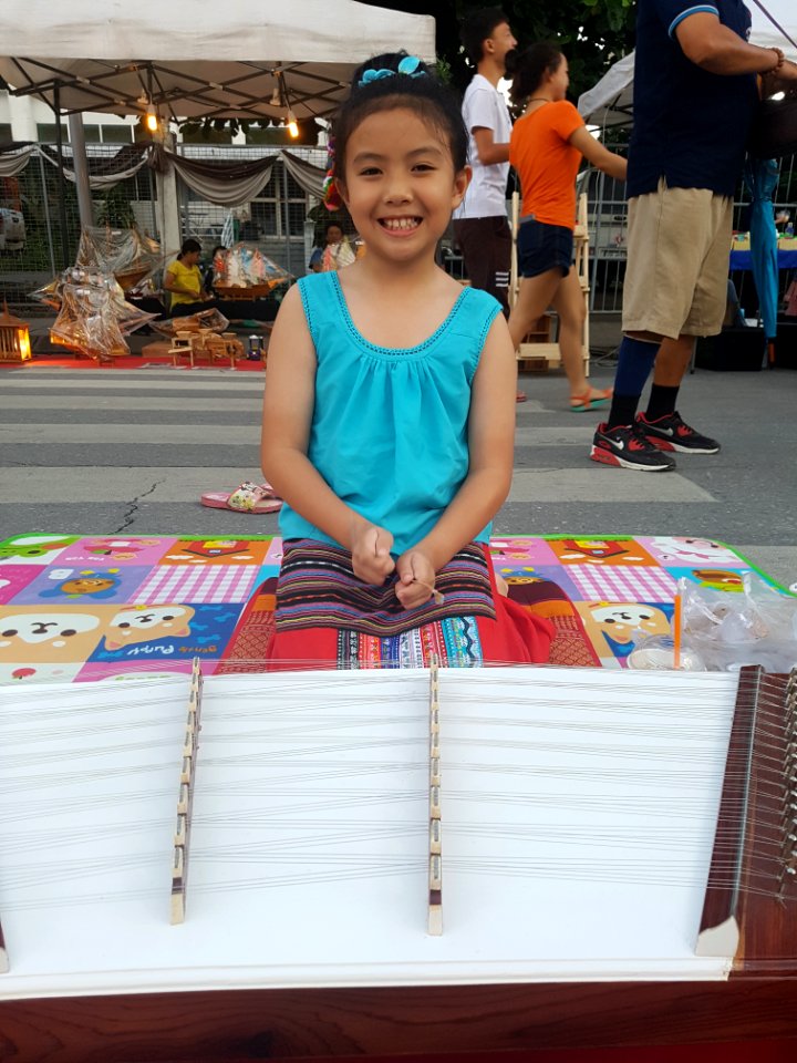 Cimbalom girl, Chiang Rai - 2017-06-24 (002)