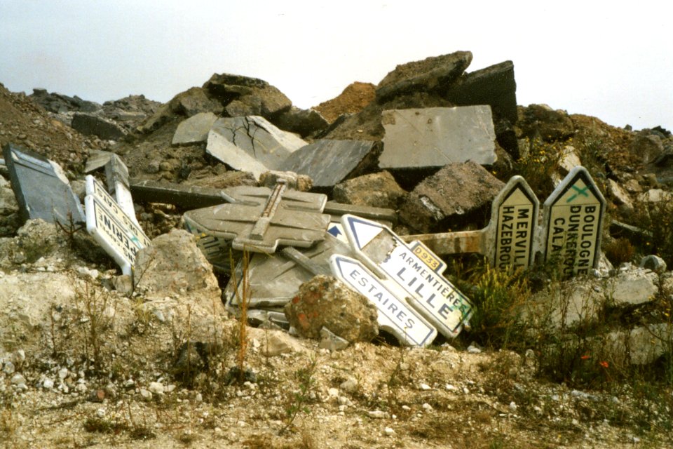 Cimetière de panneaux Michelin quelque part dans le Nord, juillet 1989