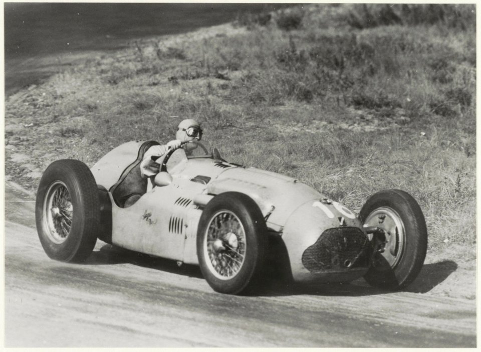Circuit Zandvoort wereldkampioen Ascari in zijn auto in de bocht