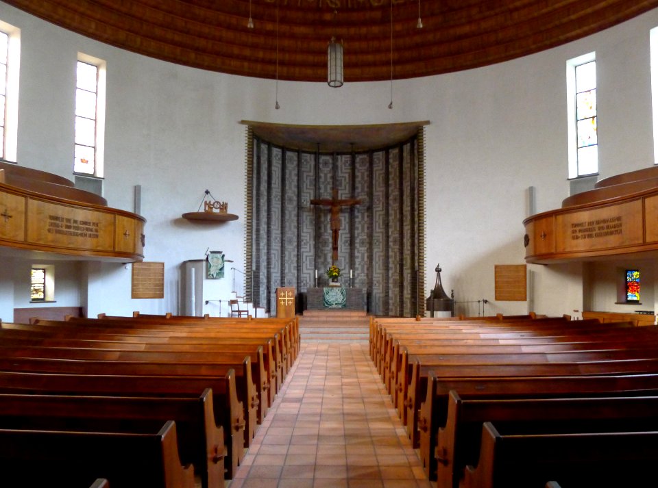 Christopheruskirche (Berlin-Siemensstadt) Blick zum Altar