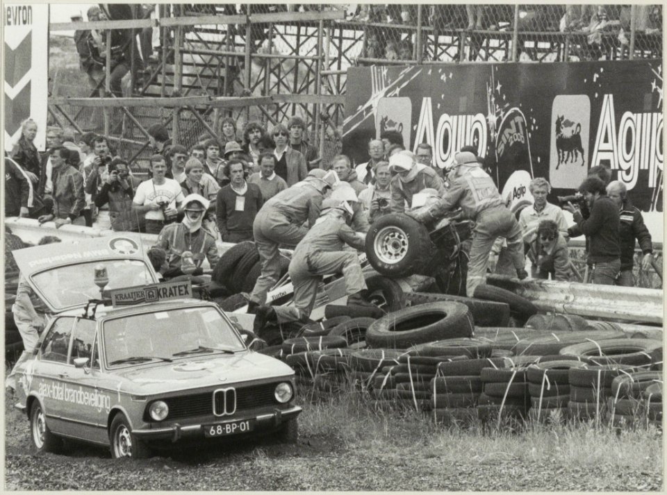 Circuit van Zandvoort De fransman René Arnoux wordt door een reddingsploeg uit zijn wagen gehaald. NL-HlmNHA 54014383
