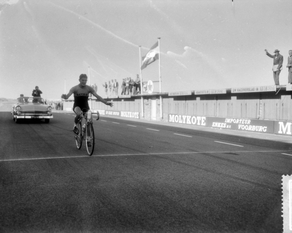 Circuit van Zandvoort wielrennen voor het kampioenschap van Nederland op de weg , Bestanddeelnr 910-4277