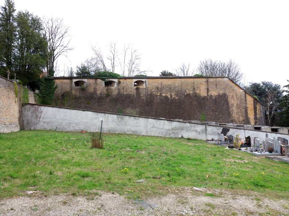 Cimetière de Loyasse - Mur de fortification au sud de l'ancien cimetière
