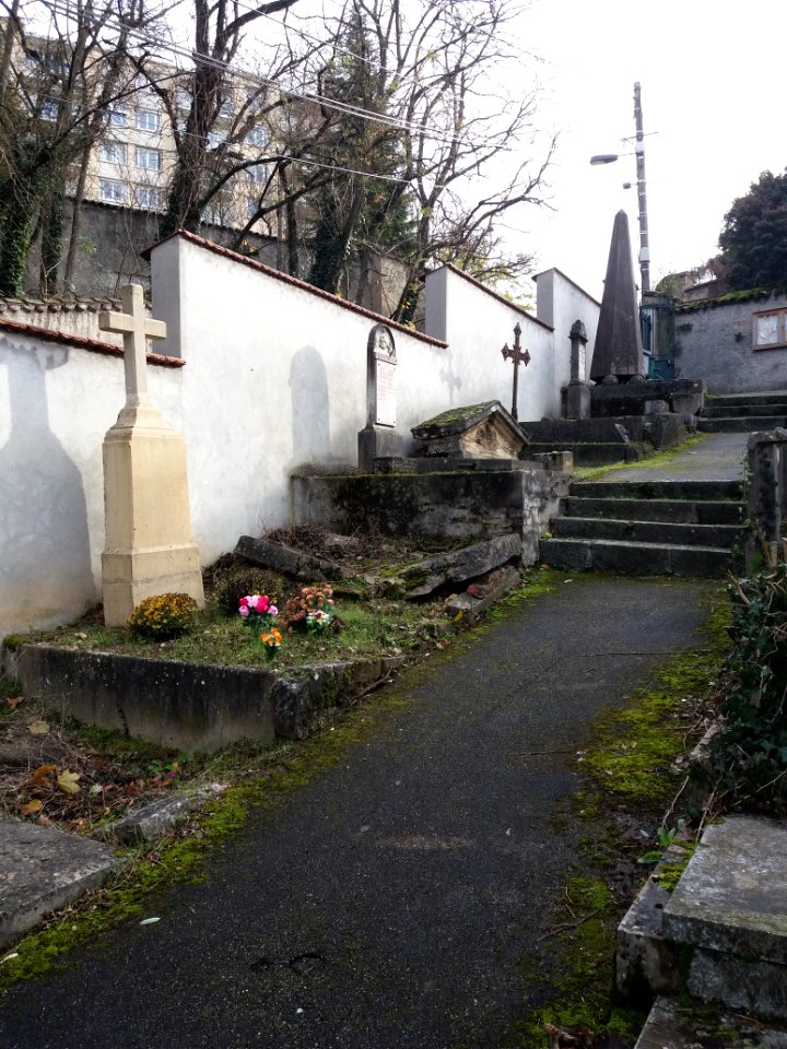 Cimetière de Cuire - Tombes en allant vers le haut