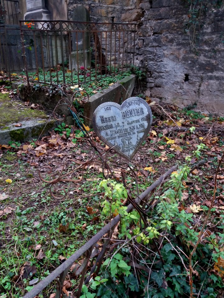 Cimetière de Cuire - Plaque en forme de cœur