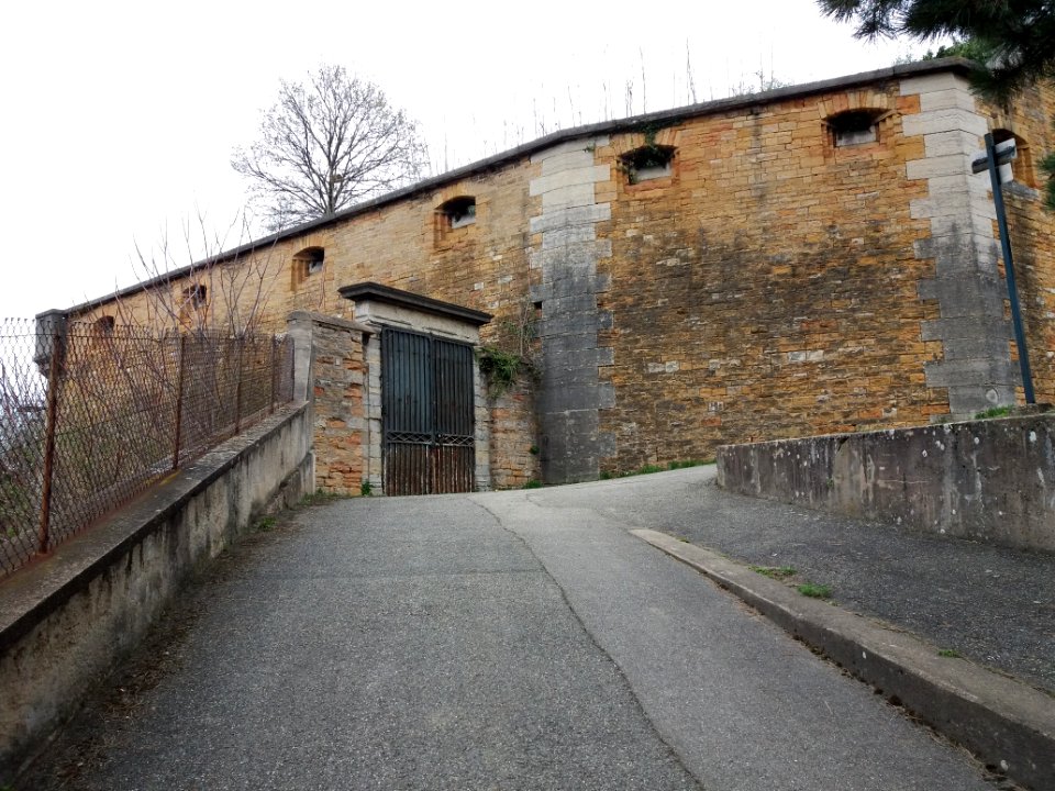 Cimetière de Loyasse - Lunette et porte sud
