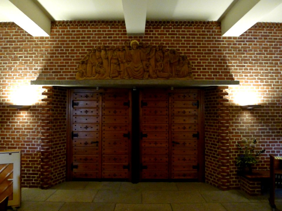 Christopheruskirche (Berlin-Siemensstadt) Eingang mit Relief