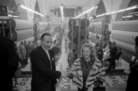 Christine Deutekom bij opening winkel op Rozengracht, Bestanddeelnr 926-7049