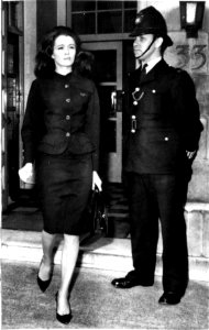 Christine Keeler op weg naar het gerechtsgebouw, Bestanddeelnr 915-5221