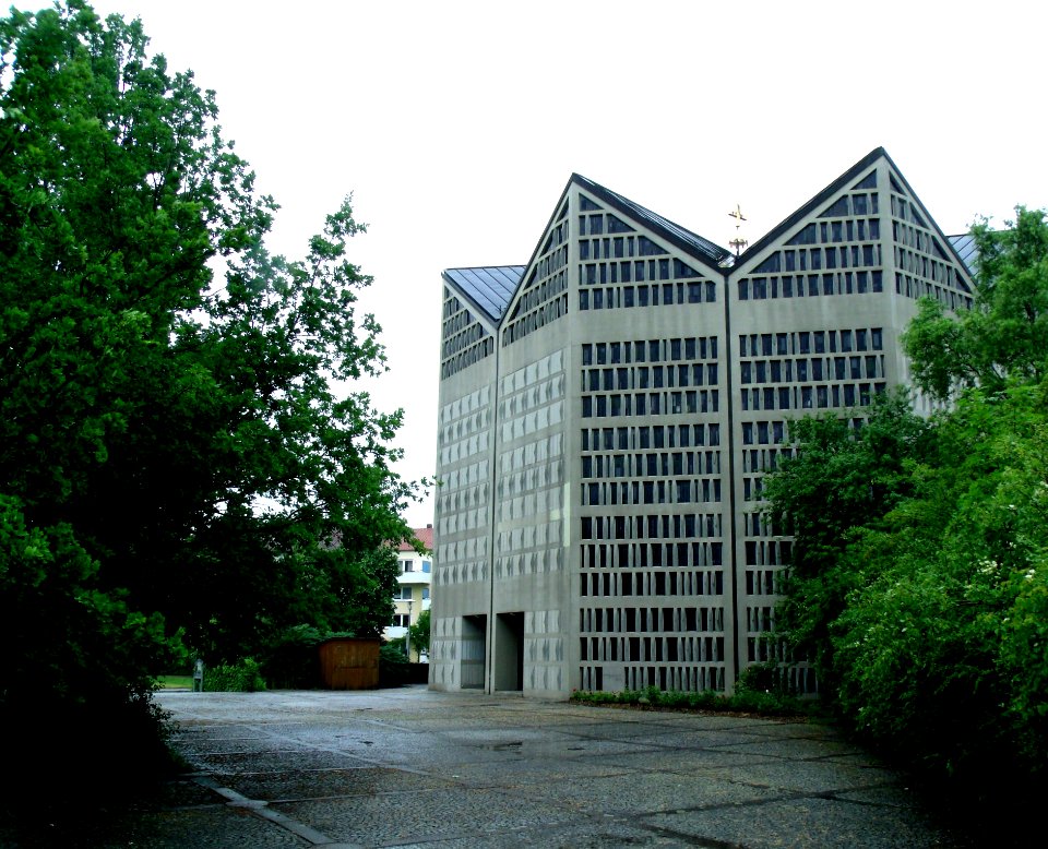 Christ-König-Kirche Ansbach, Westseite mit Doppelportal