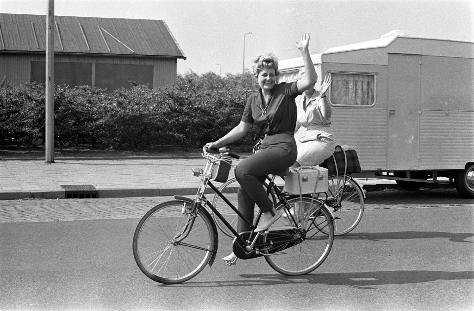 Christel Adelaar gestart voor een fietstocht van 200 km, vanaf het RAI-gebouw, Bestanddeelnr 915-2374