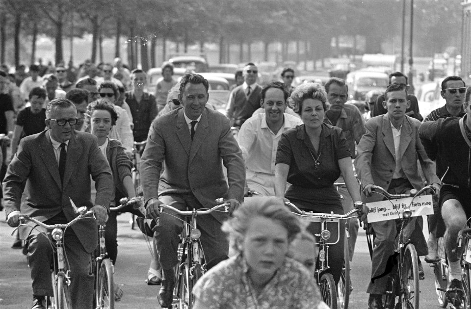 Christel Adelaar gestart voor een fietstocht van 200 km, vanaf het RAI-gebouw, Bestanddeelnr 915-2373