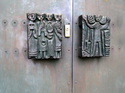 Christ-König-Kirche Ansbach, Doppelportal Türgriffe