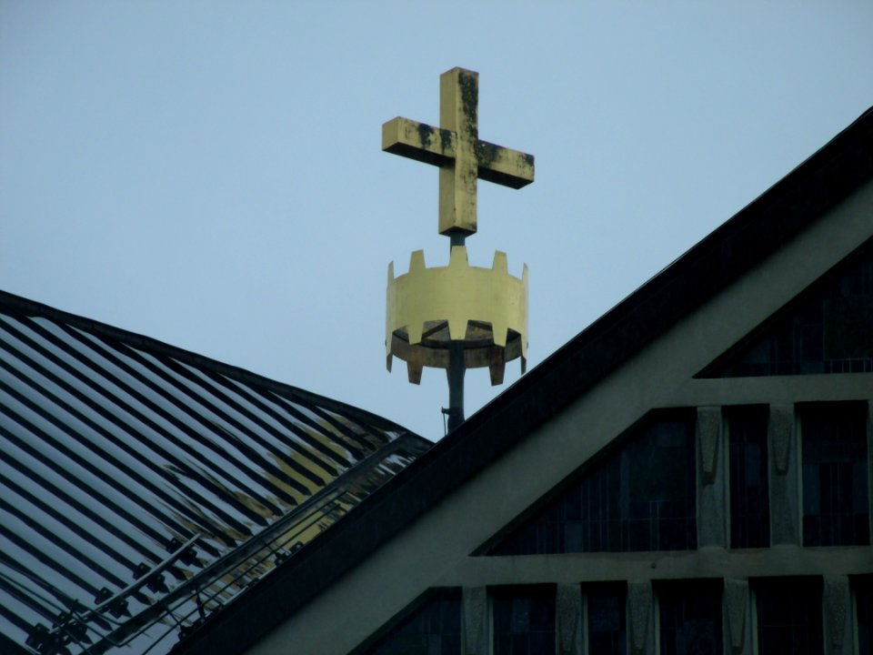 Christ-König-Kirche Ansbach, Dach mit Kreuz