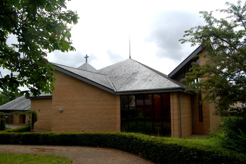 Church of the Sacred Heart and St Peter the Apostle, London Road, Waterlooville (May 2019) (1)