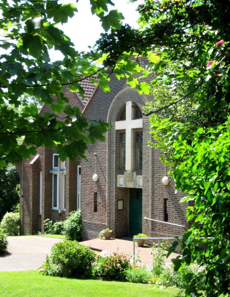 Church of the Holy Redeemer, Upper Church Road, Hollington, Hastings (June 2015) (5)