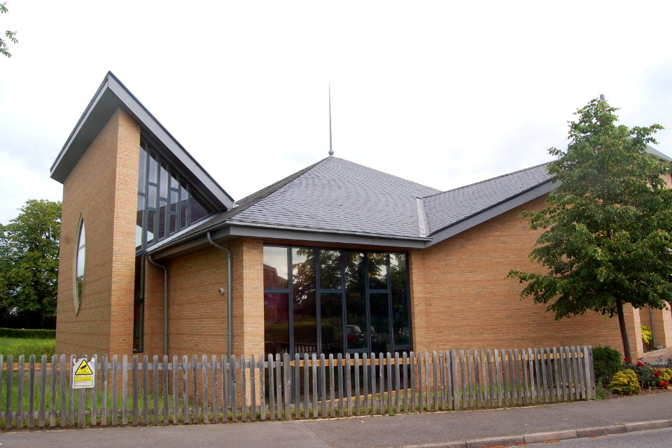 Church of the Sacred Heart and St Peter the Apostle, London Road, Waterlooville (May 2019) (3)