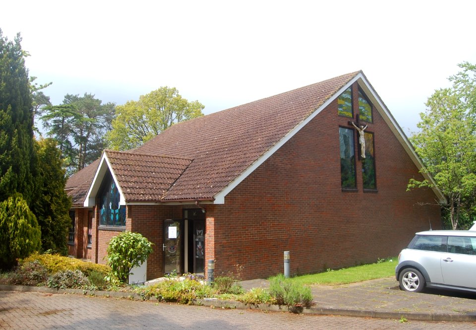 Church of the Sacred Heart, High Street, Bordon (May 2021) (2)