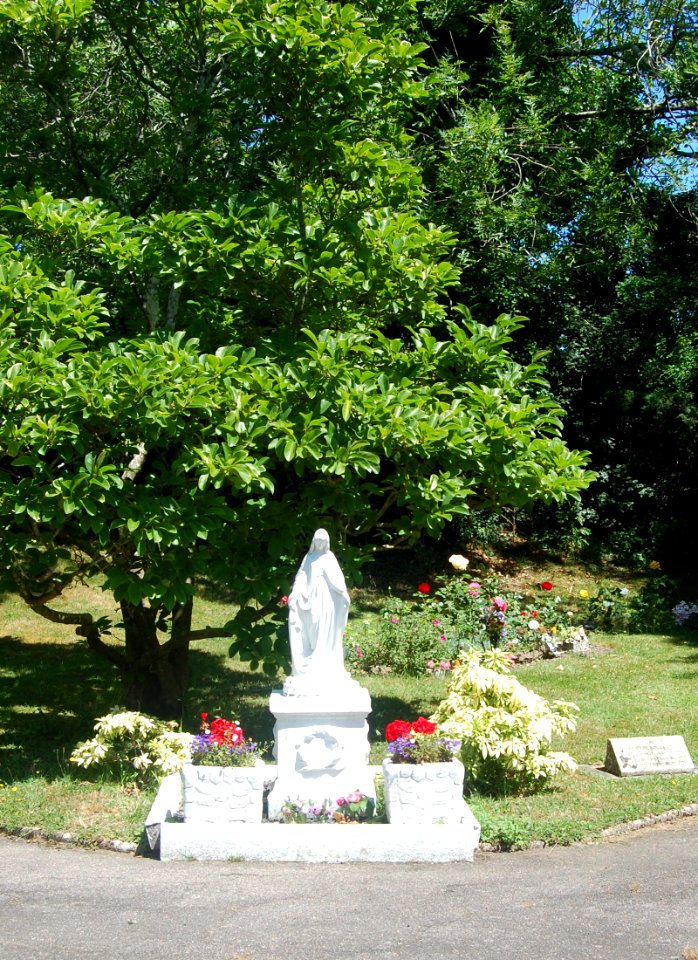 Church of the Holy Redeemer, Upper Church Road, Hollington, Hastings (June 2020) (Garden and Shrine) (2)