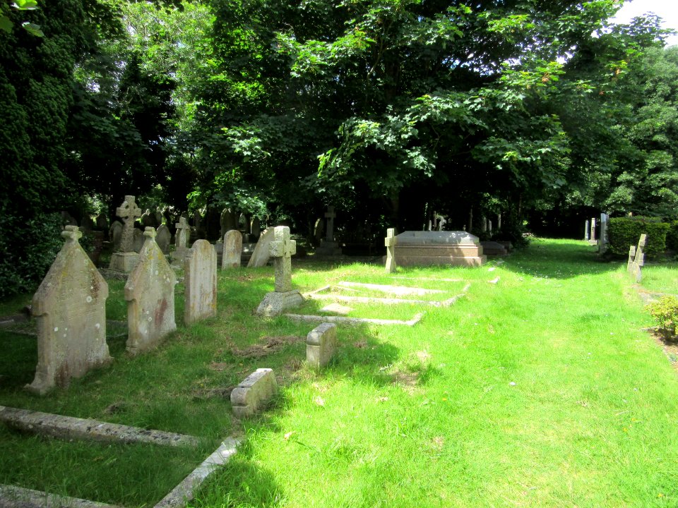 Christ Church, Broadway, Sandown (July 2016) (Churchyard) (1)