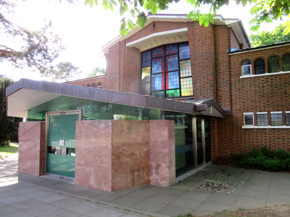 Church of Our Lady Help of Christians, Madeira Road, West Byfleet (June 2015) (4)