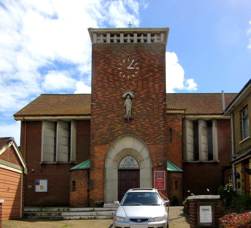 Church of The Sacred Heart of Jesus, Atherley Road, Shanklin (July 2016) (1)