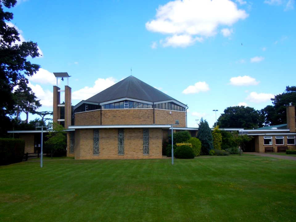 Church of the English Martyrs, Vicarage Lane, Horley (August 2016) (2)