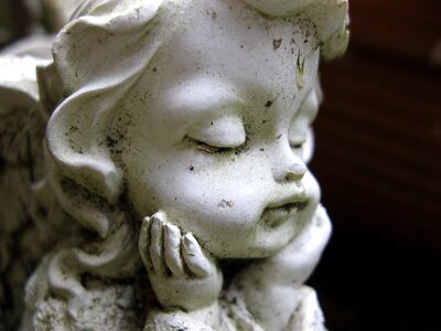 Angel mourning statue