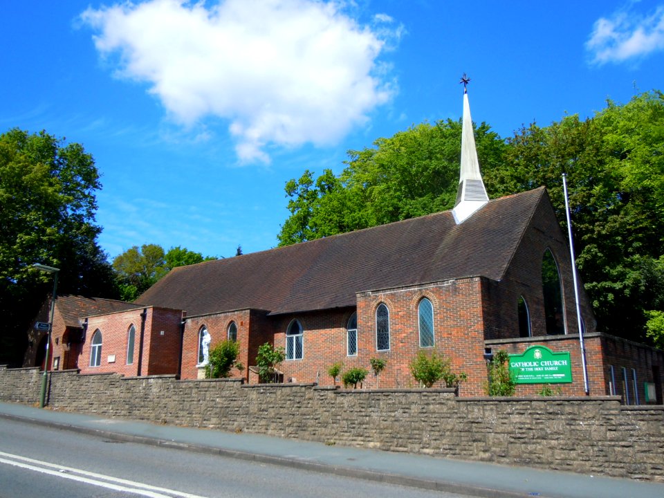 Church of the Holy Family, Alma Road, Heath End, Farnham (May 2015) (2)