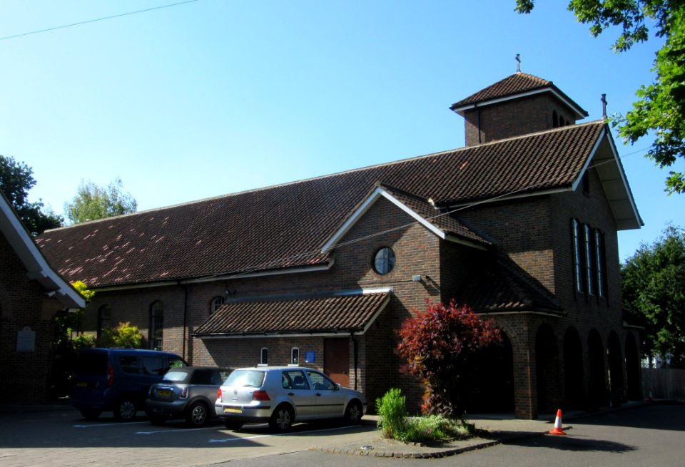 Church of the Holy Name, Arbrook Lane, Claygate (June 2015) (3)
