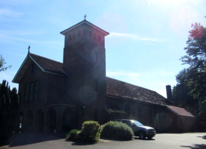 Church of the Holy Name, Arbrook Lane, Claygate (June 2015) (1)