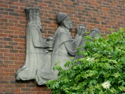 Church of the Epiphany, Mansfield Drive, Merstham (June 2013) (Carved Figures) (2)
