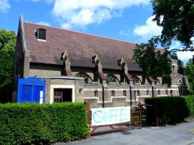 Church of the Good Shepherd, The Avenue, Tadworth (August 2013) (2)