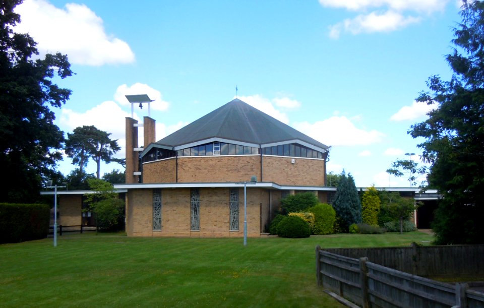 Church of the English Martyrs, Vicarage Lane, Horley (August 2016) (1)