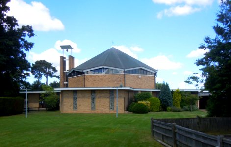 Church of the English Martyrs, Vicarage Lane, Horley (August 2016) (1)
