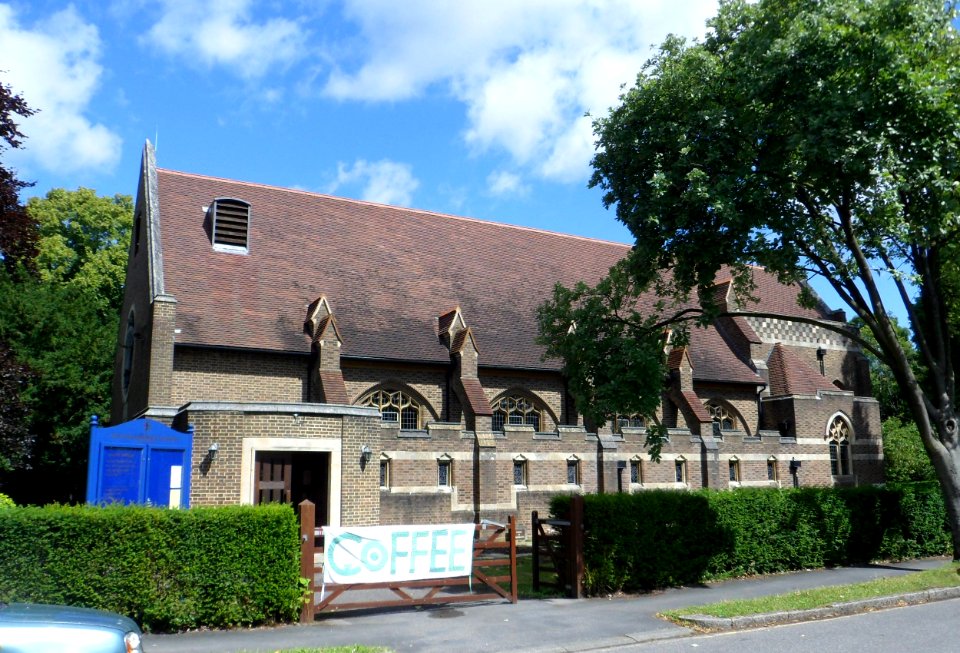 Church of the Good Shepherd, The Avenue, Tadworth (August 2013) (4)