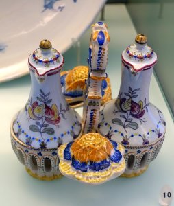 Cruet set, c. 1892-1908, faience - Fábrica de Carvalhinho - Museu Nacional de Soares dos Reis - Porto, Portugal - DSC00432
