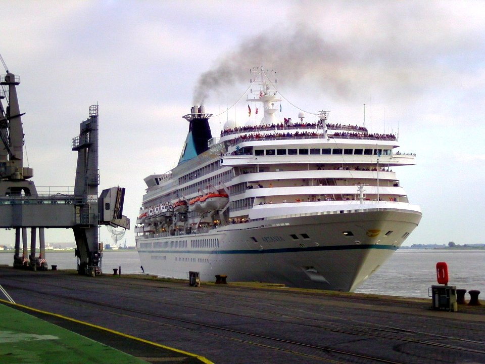 Cruise ship Artania 2011-08-01 (1)