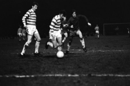 Cruijff (r) in actie, Bestanddeelnr 924-3900