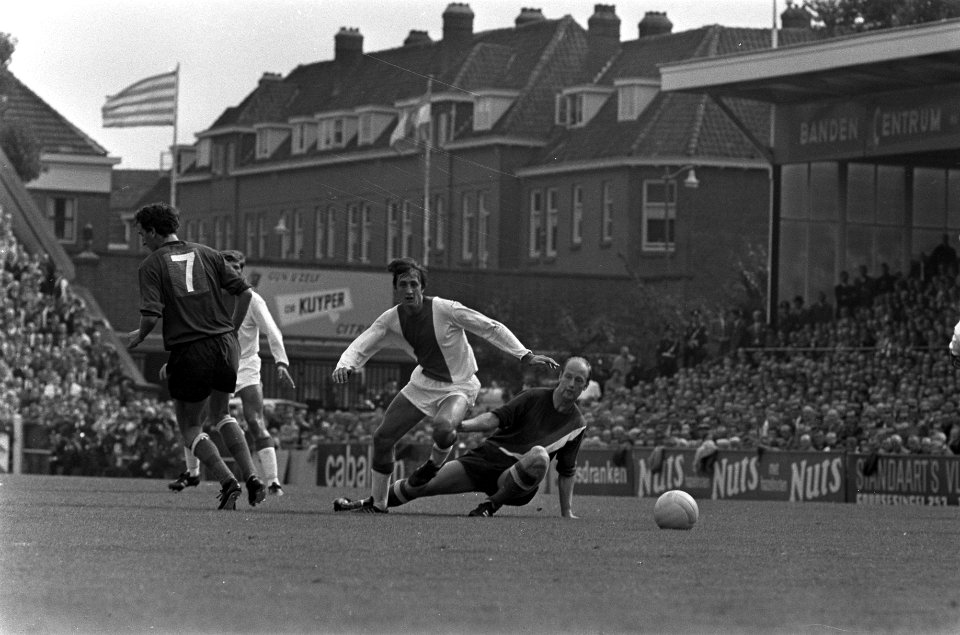 Cruijff (links) in duel met Ter Horst links Bentzon, Bestanddeelnr 921-6424