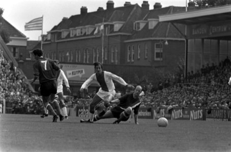 Cruijff (links) in duel met Ter Horst links Bentzon, Bestanddeelnr 921-6424
