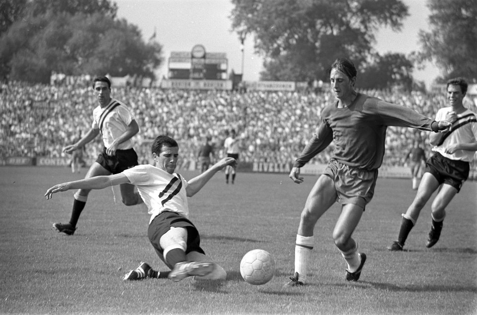 Cruijff (rechts) in duel met Graanmans, Bestanddeelnr 921-6198