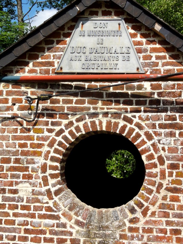 Crupilly (Aisne) lavoir, plaquette Duc d'Aumale