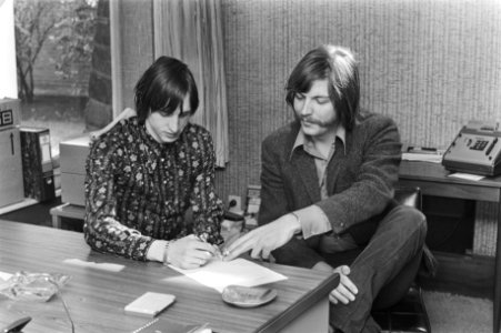 Cruijff tekent contract, rechts Brunst of Brunot, directeur van Print Poster , Bestanddeelnr 924-3984