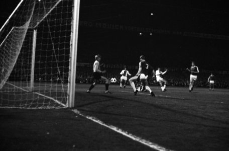 Cruijff (r) maakt 1-1, Bestanddeelnr 924-5205