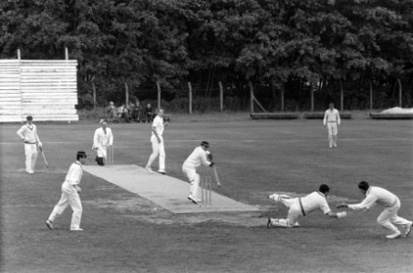 Cricket Rood en Wit tegen VRA te Haarlem Bowler Van S ( Rood en Wit ), Worries , Bestanddeelnr 915-2674