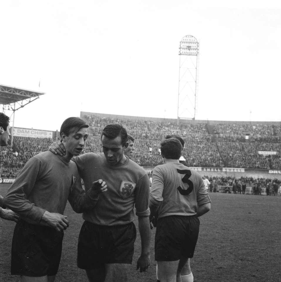 Cruijff (links) verlaat het veld, rechts aanvoerder Piet Schrijvers, Bestanddeelnr 919-7597