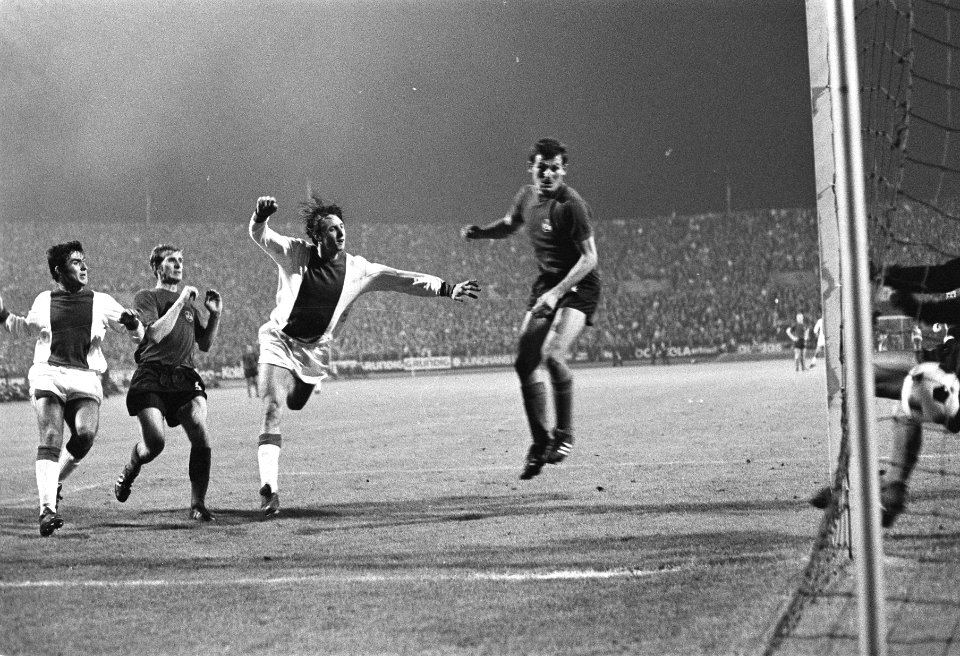 Cruijff scoort de gelijkmaker, zijn vaste bewaker Muller is gepasseerd, Bestanddeelnr 921-6887