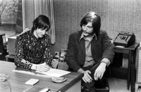 Cruijff tekent contract, rechts Brunst of Brunot, directeur van Print Poster , Bestanddeelnr 924-3983